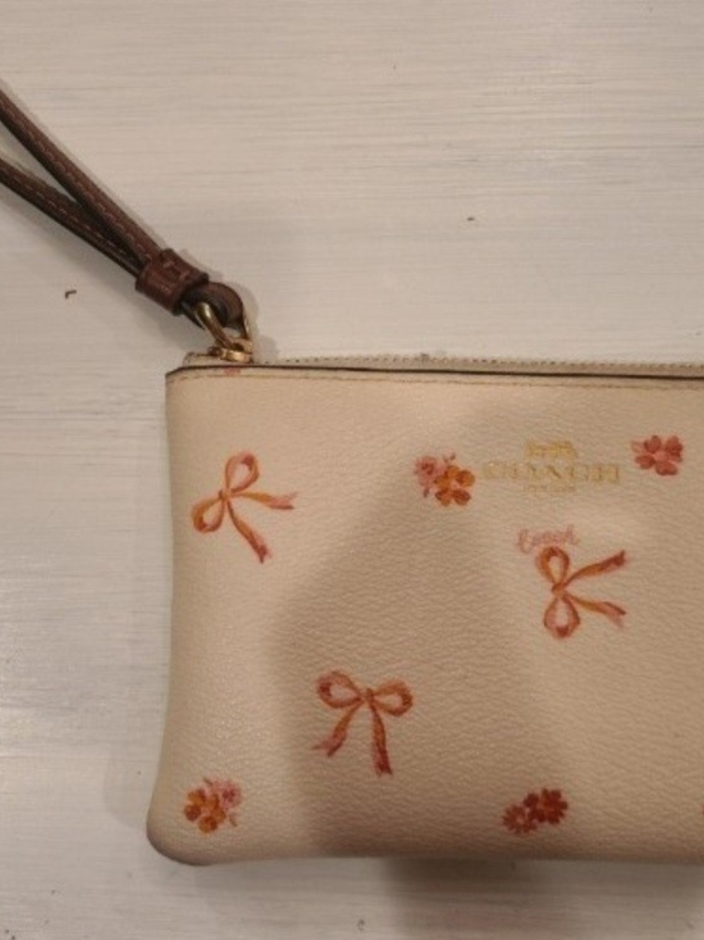 Coach Corner Zip Wristlet With Bow Print CN757